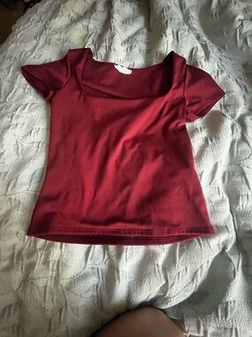Love in Short Sleeve Scoop Neck Top in Burgundy Red